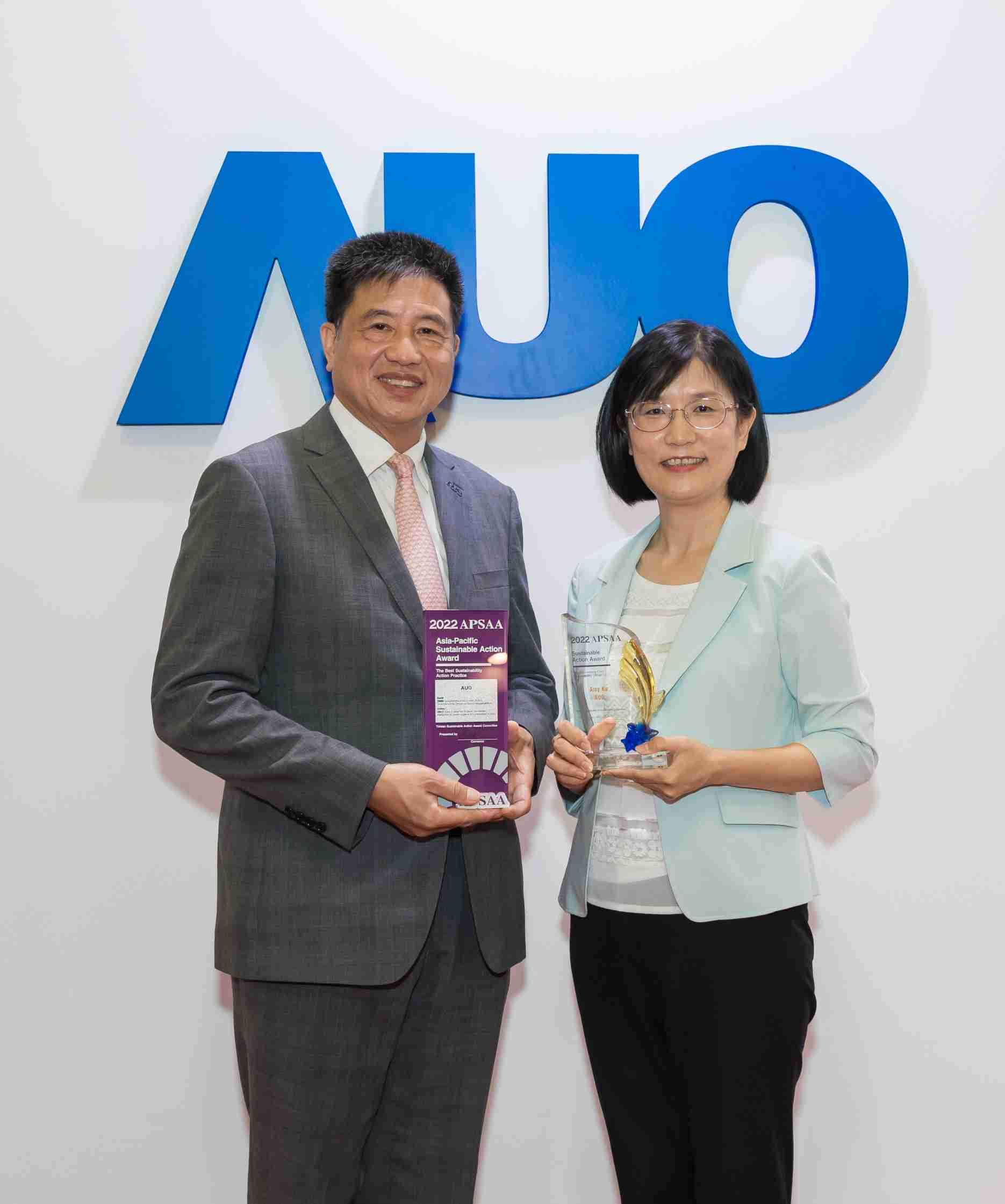 28国际长期垫筑永续远景的基石，，，，透过ESG暨气候委员会逐步实践永续策略蓝图。。其中，，28国际光电永续长古秀华带领团队、、、、制定中长期目标，，缔造多面向亮眼表现，，获得「顶尖永续长奖」的个人奖殊荣（左：28国际光电董事长暨执行长彭双浪，，，右：28国际光电永续长古秀华）