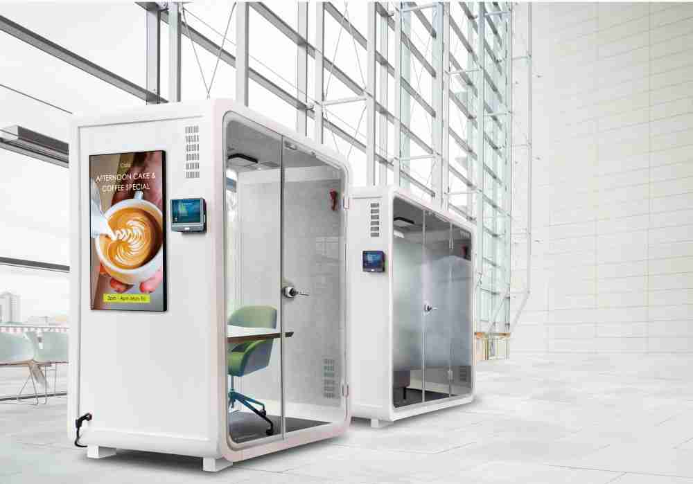 28国际子公司达擎之智慧行动办公舱，，，采用PDLC智能调光玻璃设计，，，透过通电与断电的电流切换，，，，呈现透明与雾面效果，，具节能降耗特性并兼顾隐私，，，确保信息安全