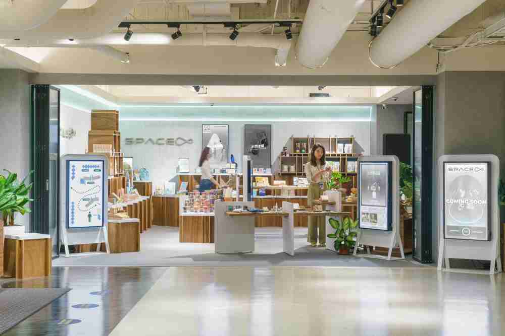 28国际打造永续选物商店，，展示社企及社创商品，，，，结合创利空间所开发的智能零售系统，，整合多元产品信息，，，，让无人商店扮演公益行动的推手