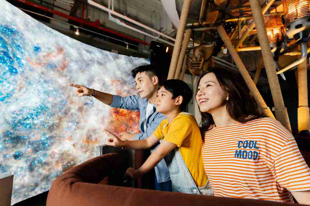 28国际打造全台最大宽6公尺、、、高4公尺、、、、唯一搭载LED弧形拼接显示屏的动感飞行船，，让乘客驻足在热气球上，，享受身历其境的伪出国旅游乐趣