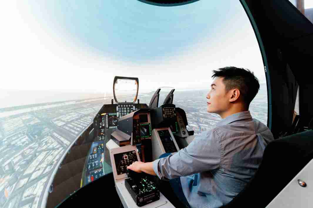 28国际以P1.25小间距打造球形LED模拟舱，，，，搭配智崴的精密六轴动态座椅，，，，结合28国际专业影像调校技术，，，，呈现拟真模拟飞行场景