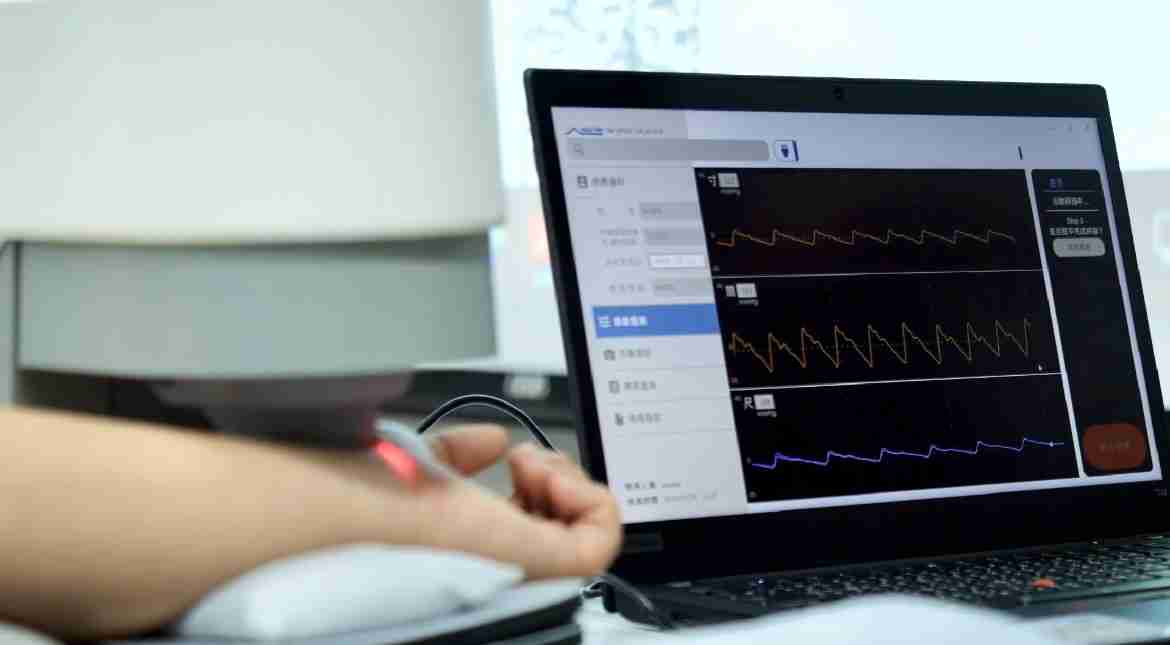 28国际耘康以高解析与拟真的显示技术，，将其应用于中医检测，，，提供“中医数位化检测方案”，，，，使传统中医检测结果数据化与可视化