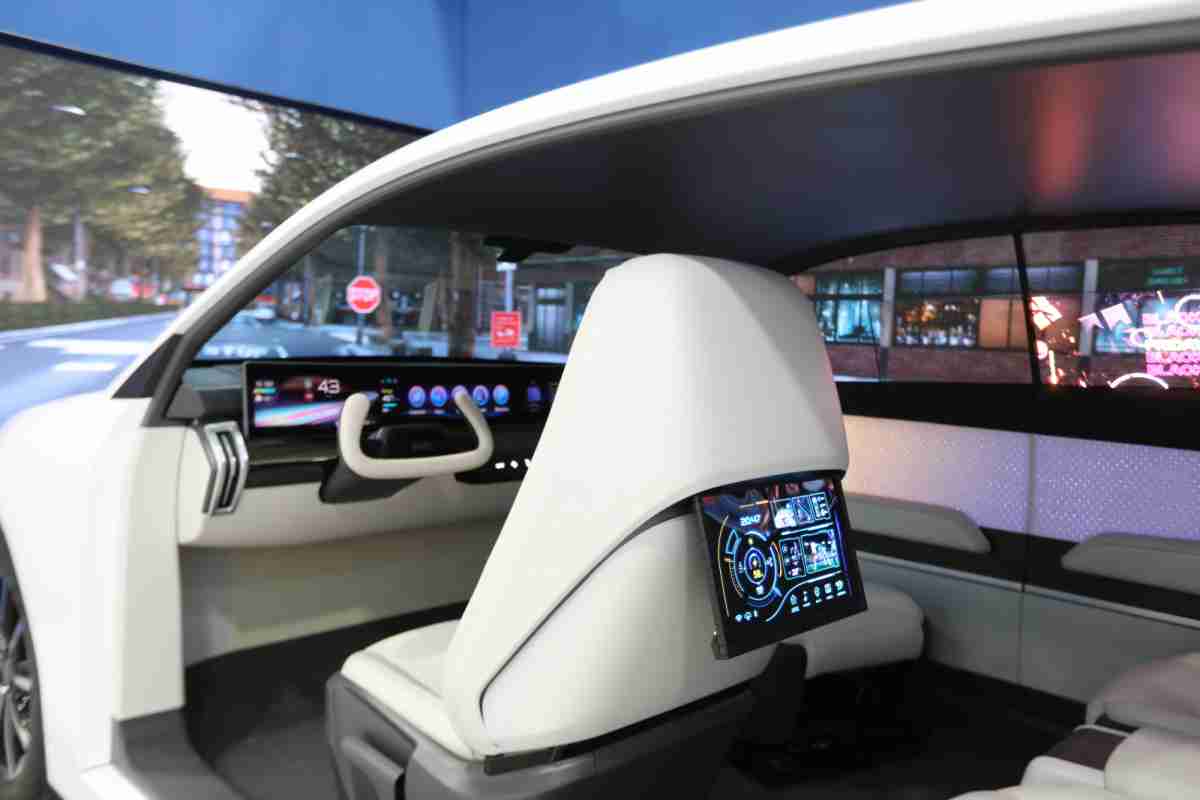 28国际的「可卷式后座娱乐显示器」加强后座乘客的感官体验，，并保有个性化设计，，，可依使用偏好进行动态调整。。。