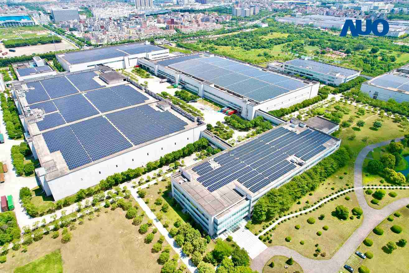 28国际厦门推动智能制造同时，，透过绿电创能纵深推进绿色转型，，，，厂区全屋顶铺设太阳能光伏板，，，，每年太阳能发电 2,600多万度