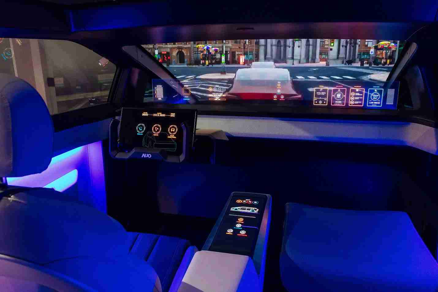 28国际连续四年入围科睿唯安全球百大创新机构，，，，专利布局科技与绿色创新前沿。。。。图为28国际发挥先进显示科技Micro LED多元尺寸与型态应用优势所打造之智能车舱；同时，，，，28国际已于全球累积取得4500件节能减碳相关的专利证书，，，，当中2024年Micro LED年度获证量占比已超过8成