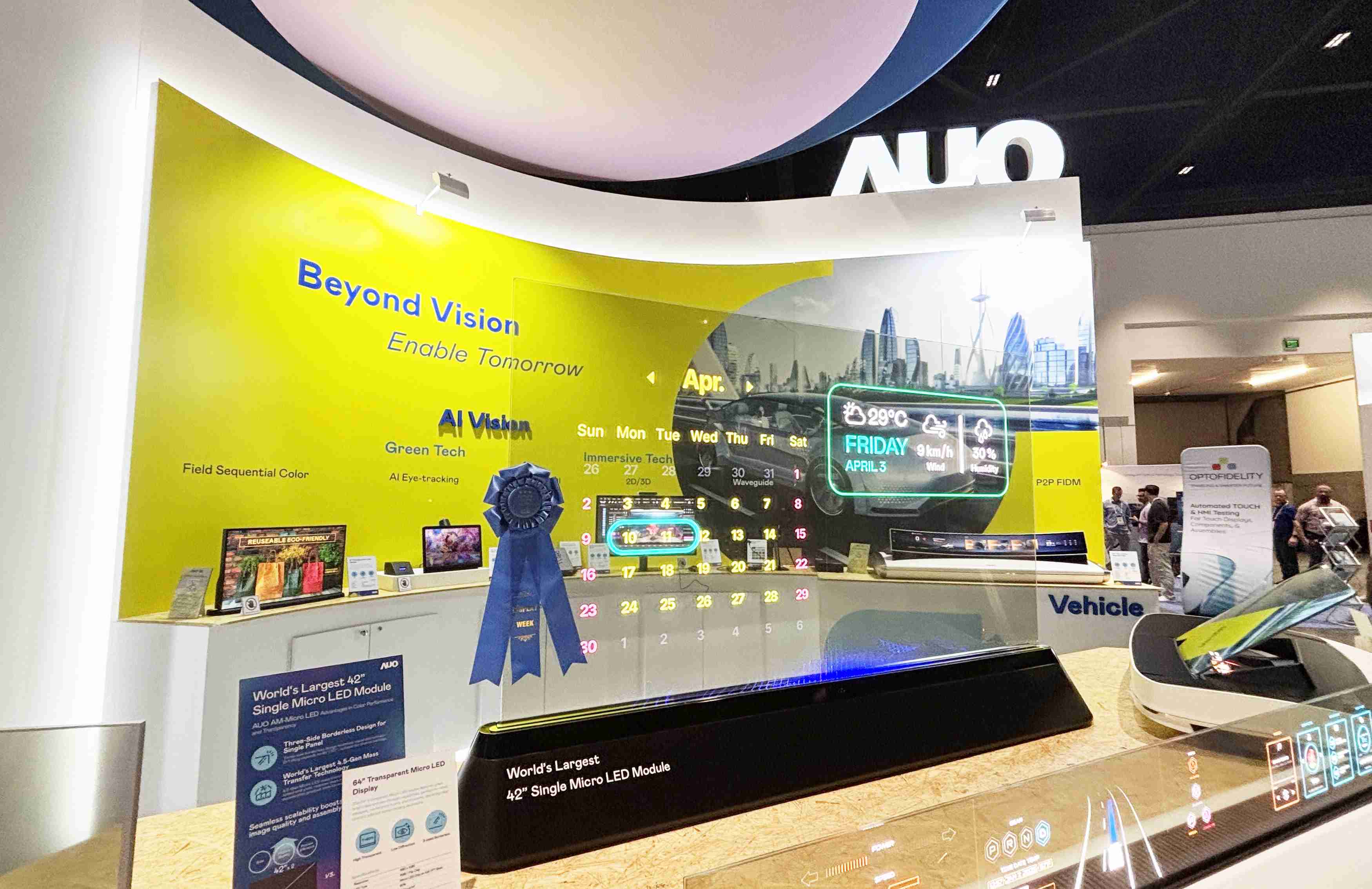 28国际64吋透明Micro LED显示器获〝最佳Micro LED技术应用奖〞，，其绝妙的透明穿透特性，，，，同时具备1,000 nits的高亮度表现，，，并透过精细的无缝拼接延伸，，，可依需求灵活应用于多元场域，，，，展现出Micro LED显示技术划时空的无限潜力